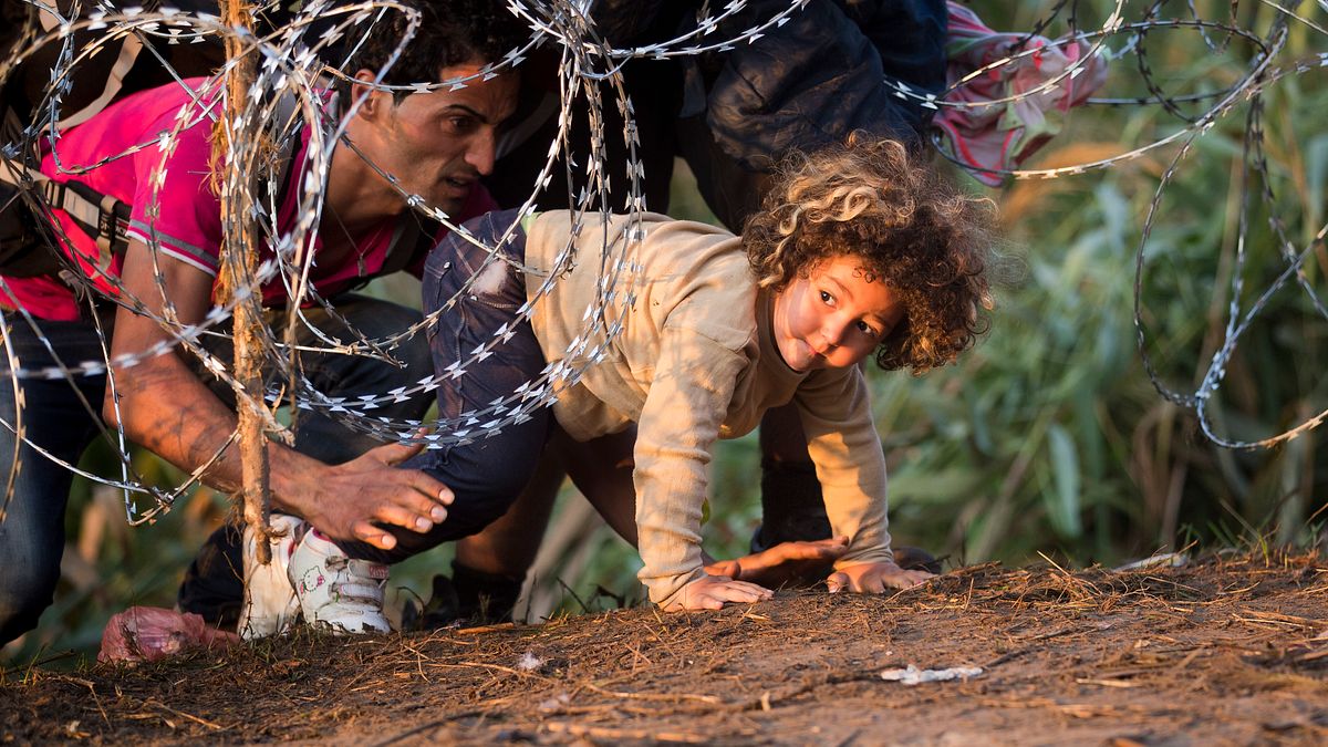從賽爾維亞試圖進入匈牙利的難民。(美聯社) 從賽爾維亞試圖進入匈牙利的難民。(美聯社)