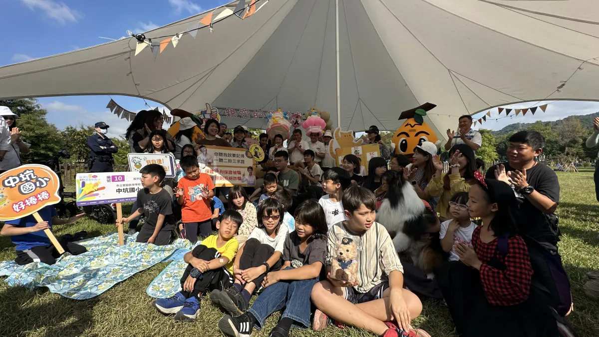 26日台中市民野餐日慶生會,讓飼主與毛孩留下難忘的快樂回憶。(圖/王秀禾攝)