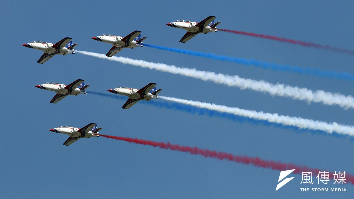 空軍花蓮基地將於本周六對外開放,今天上午舉行全兵力預校。圖為空軍雷虎小組進行特技飛行表演。(蘇仲泓攝) 空軍花蓮基地將於本周六對外開放,今天上午舉行全兵力預校。圖為空軍雷虎小組進行特技飛行表演。(蘇仲泓攝)