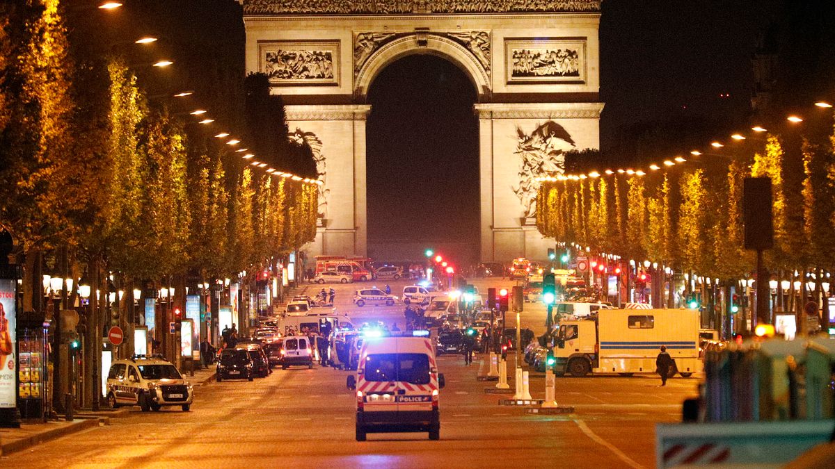巴黎的香榭麗舍大道20日晚間發生恐攻後封閉。(美聯社) 巴黎的香榭麗舍大道20日晚間發生恐攻後封閉。(美聯社)