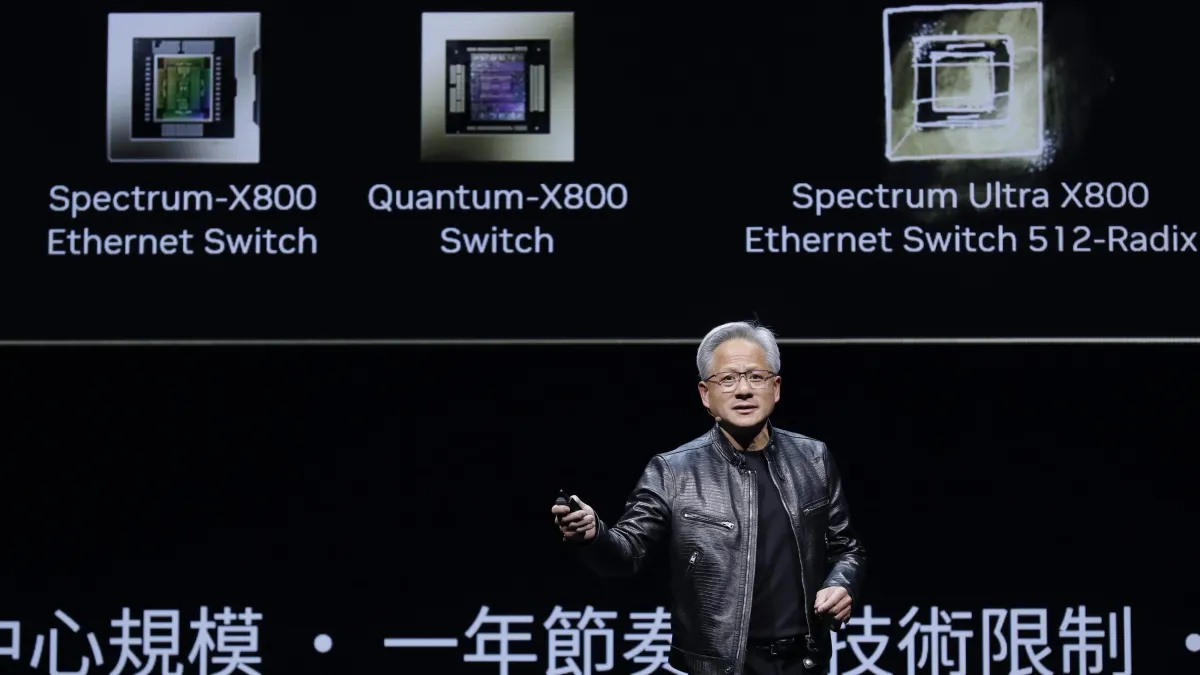 輝達執行長黃仁勳表示,輝達有整合和設計AI廠房的特殊能力。(資料照,美聯社)