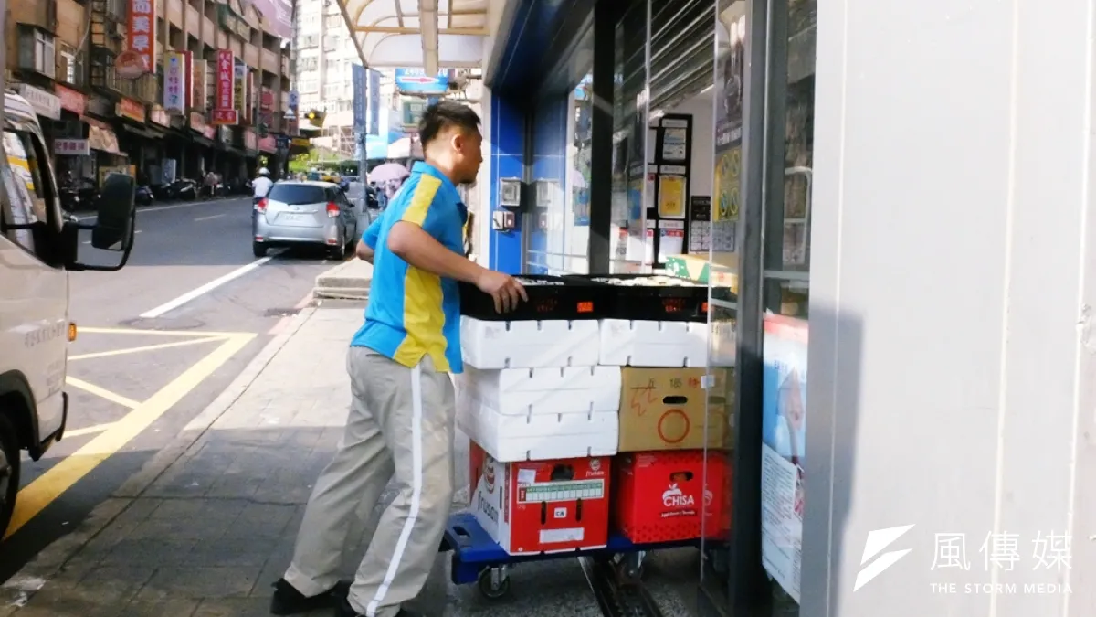 為了生活不得不超速、被檢舉或摔壞東西一賠就賠掉一趟工資,他以車為家,心願很簡單:「如果有天能回家好好吃一頓自己煮的飯,就很好了...」(謝孟穎攝)