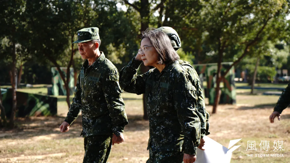 總統蔡英文(右)、國安會秘書長顧立雄、國防部長邱國正、陸軍司令鍾樹明今(23)日赴成功嶺進行視導。(張曜麟攝)