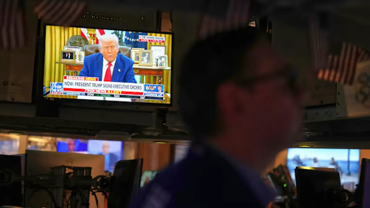 2025年4月9日。美國總統川普(Donald Trump)出現在紐約證券交易所的電視上。(AP)