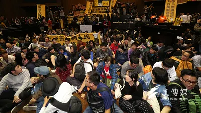 2014年爆發的太陽花學運,今年出現在翰林高一公民課本中,引發部分網友不滿。(資料照,余志偉攝)