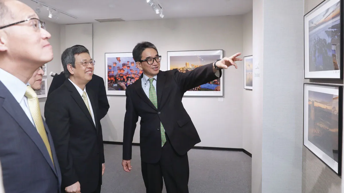 受新冠疫情影響,垂秀夫(右)經歷一番舟車勞頓和隔離期才開啟駐中生涯。(總統府提供)