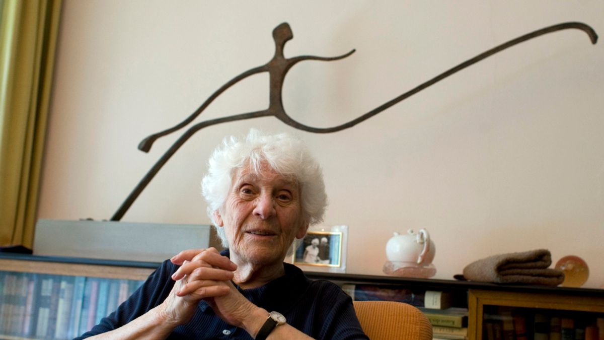 102歲的拉波普爾成為世上最高齡博士。(取自推特) 102歲的拉波普爾成為世上最高齡博士。(取自推特)