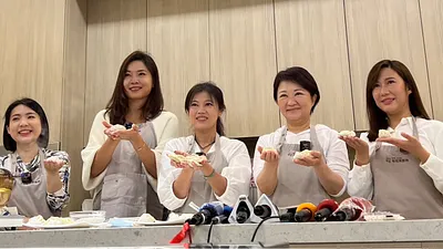盧秀燕出席「最佳政壇女煮餃-推薦台北女性議員候選人」活動,合體推薦徐巧芯、鍾沛君、游淑慧、柳采葳四位優質女力。(圖/盧秀燕競選總部提供)