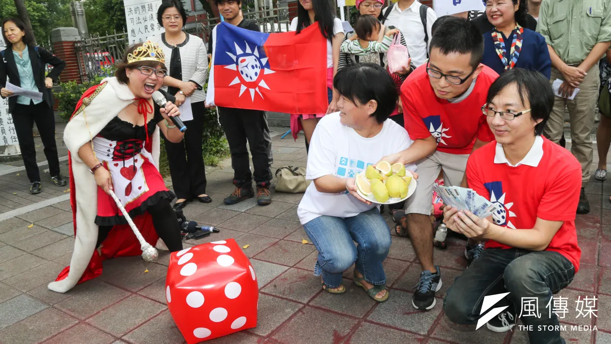 周六澎湖博弈公投,反賭團體以賭博皇后行動劇來諷刺回饋是騙局.(陳明仁攝)