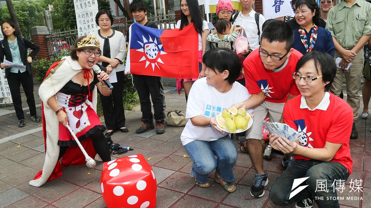 周六澎湖博弈公投,反賭團體以賭博皇后行動劇來諷刺回饋是騙局.(陳明仁攝) 周六澎湖博弈公投,反賭團體以賭博皇后行動劇來諷刺回饋是騙局.(陳明仁攝)