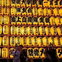 東京の靖国神社で行われた御霊祭。(AP通信) 東京の靖国神社で行われた御霊祭。(AP通信)