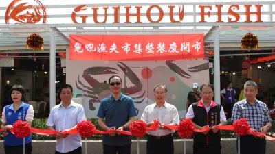 新北市長朱立倫(左三)為龜吼漁夫市集慶開市剪綵。(圖/新北市漁業及漁港事業管理處提供)