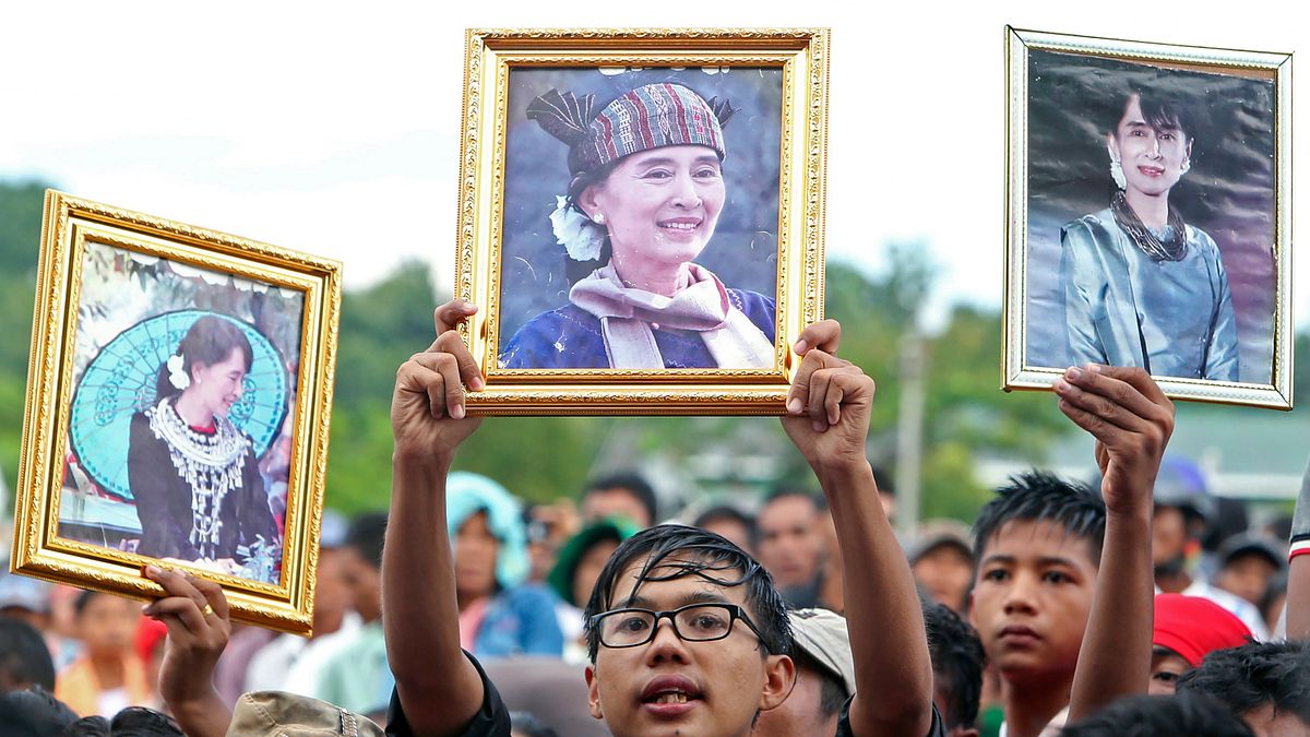 2021年2月1日,緬甸軍方發動軍事政變囚禁翁山蘇姬,圖為海外緬甸公民持翁山蘇姬照片抗議。(AP) 2021年2月1日,緬甸軍方發動軍事政變囚禁翁山蘇姬,圖為海外緬甸公民持翁山蘇姬照片抗議。(AP)