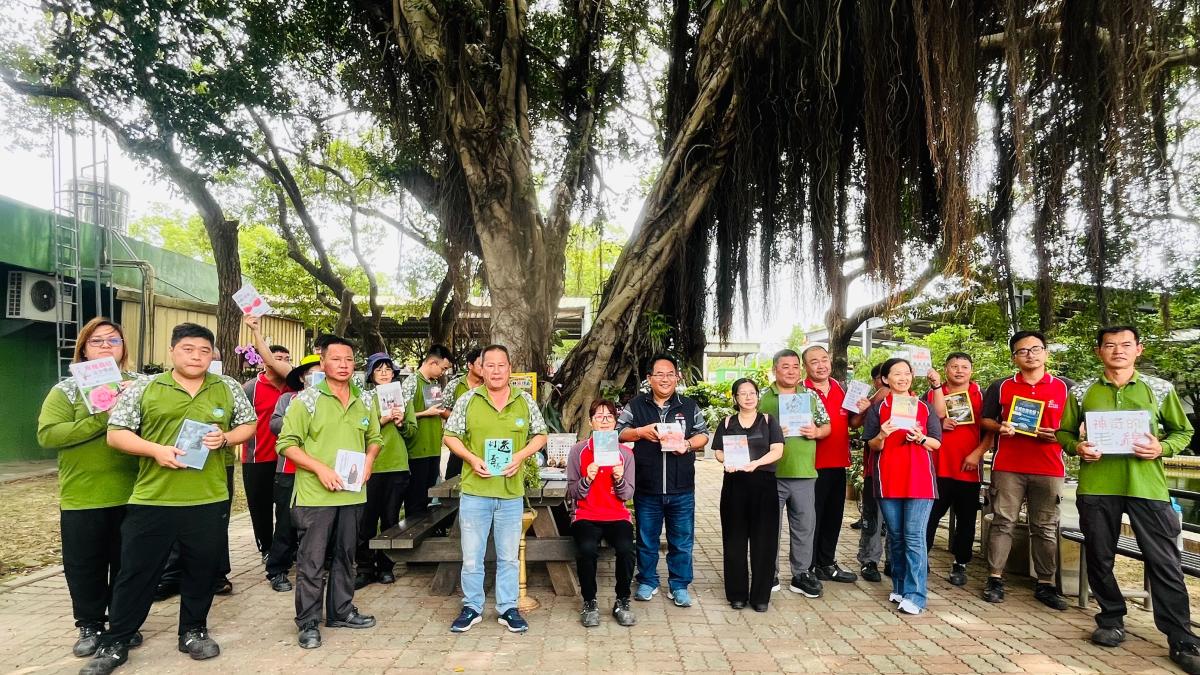 中市外埔區清潔隊打造「榕樹下閱讀角」 綠意與書香交織療癒身心