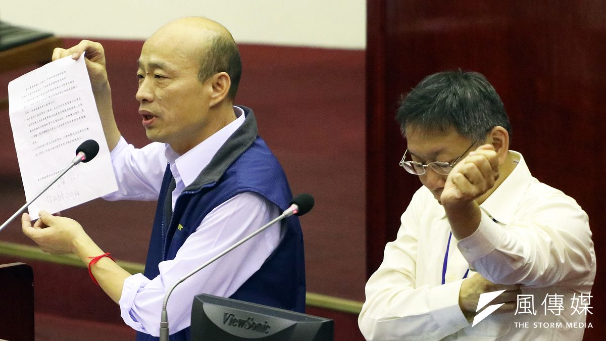 作者認為台北市長柯文哲聲勢不衰和國民黨高雄市長候選人韓國瑜人氣爆漲,是台灣民主衰退的警訊。圖為韓仍為北農總經理時與柯同台在議會備詢(蘇仲泓攝) 作者認為台北市長柯文哲聲勢不衰和國民黨高雄市長候選人韓國瑜人氣爆漲,是台灣民主衰退的警訊。圖為韓仍為北農總經理時與柯同台在議會備詢(蘇仲泓攝)