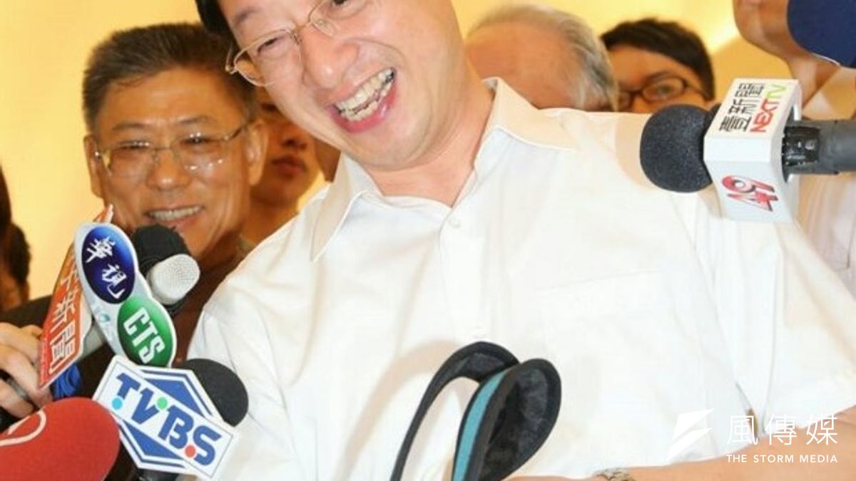 行政院長江宜樺30日在金門表示,陸客到金門、澎湖、馬祖等離島的落地簽問題,法規上沒障礙,但如何落實正在研究,將請移民署和觀局協助處理。(吳逸驊攝) 行政院長江宜樺30日在金門表示,陸客到金門、澎湖、馬祖等離島的落地簽問題,法規上沒障礙,但如何落實正在研究,將請移民署和觀局協助處理。(吳逸驊攝)