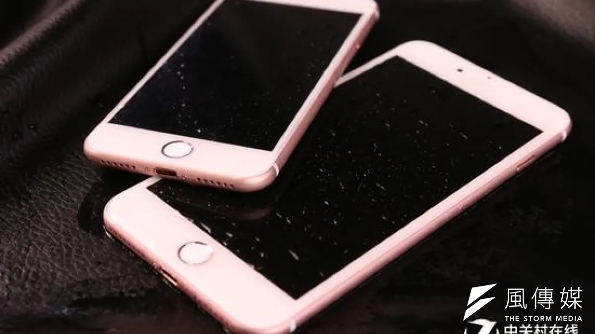 iPhone 7提前曝光,有人先po出開箱文,外型與前代機種幾乎完全一樣。(取自新浪科技網)