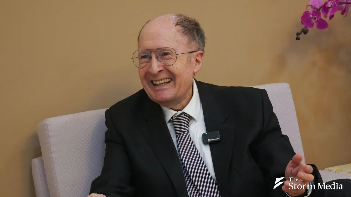 Nobel Prize in Chemistry laureate Sir Gregory Winter speaks exclusively with Storm Media. (Photo / Tsai Chin-chieh)