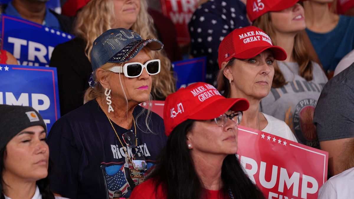 參與造勢大會、支持川普的女性選民。(美聯社) 參與造勢大會、支持川普的女性選民。(美聯社)