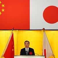 筆者は、日中関係が歴史的記憶や民族感情、現実的利益が複雑に絡み合う低迷期にあると考えている。靖国神社参拝や台湾問題への言及、歴史認識を巡る対立が、両国間の公式な摩擦を高め続けている。(AP通信) 筆者は、日中関係が歴史的記憶や民族感情、現実的利益が複雑に絡み合う低迷期にあると考えている。靖国神社参拝や台湾問題への言及、歴史認識を巡る対立が、両国間の公式な摩擦を高め続けている。(AP通信)