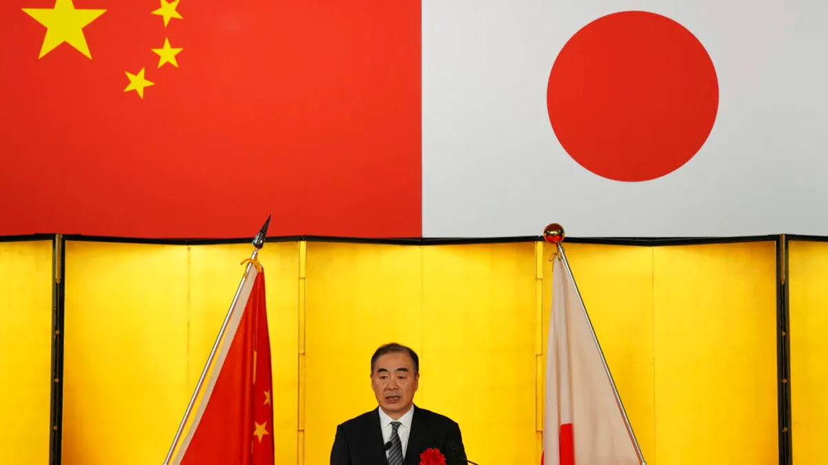 筆者は、日中関係が歴史的記憶や民族感情、現実的利益が複雑に絡み合う低迷期にあると考えている。靖国神社参拝や台湾問題への言及、歴史認識を巡る対立が、両国間の公式な摩擦を高め続けている。(AP通信)