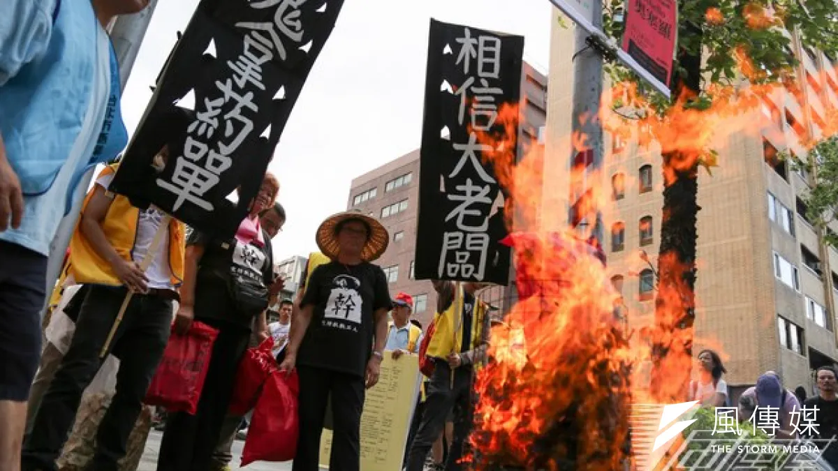 行政院長江宜樺14日與工總座談,勞團則在場外抗議。(余志偉攝)