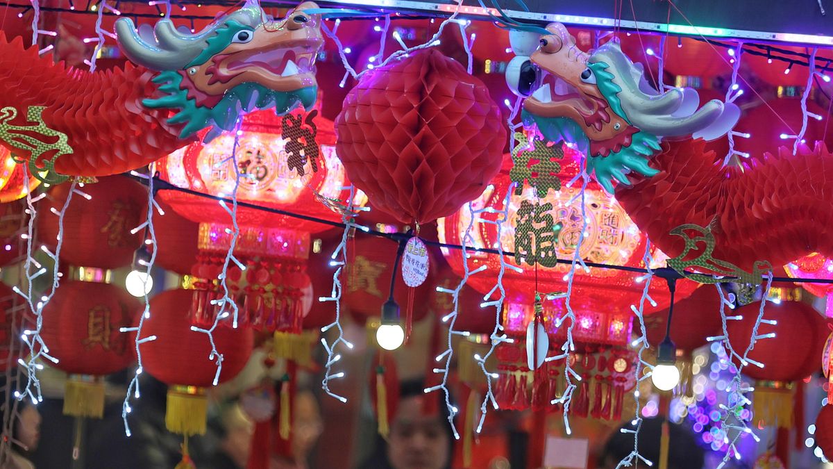 農曆春節將至,街上各式應景的過年飾物,增添春節新年的氣氛。(柯承惠攝) 農曆春節將至,街上各式應景的過年飾物,增添春節新年的氣氛。(柯承惠攝)