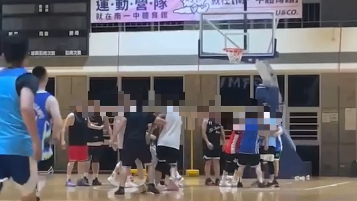 南一中體育館昨(6)日晚間驚傳鬥毆案。(圖/取自「社會事新聞影音」) 南一中體育館昨(6)日晚間驚傳鬥毆案。(圖/取自「社會事新聞影音」)