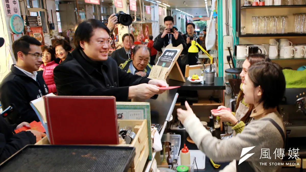 小市場咖啡獲四星認證,基隆市長林右昌推薦給民眾。(圖/張毅攝)