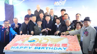 台中市長盧秀燕出席台中二中百年校慶活動-並且跟與會貴賓起起切生日蛋糕。(圖/台中市政府)