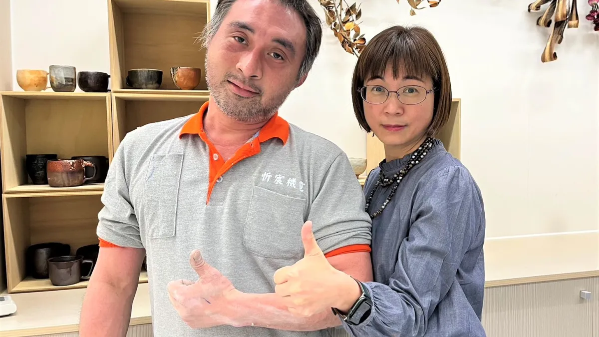 謝宜容分署長(右)與學員淵渟合影,並稱讚淵渟是每位待業者的榜樣。(圖/勞動力發展署北分署提供)