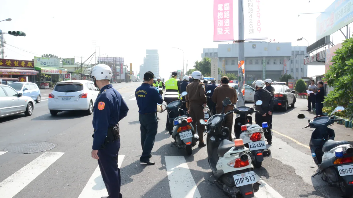嘉市二分局辦理攔截圍捕演練 過程逼真讓民眾受驚