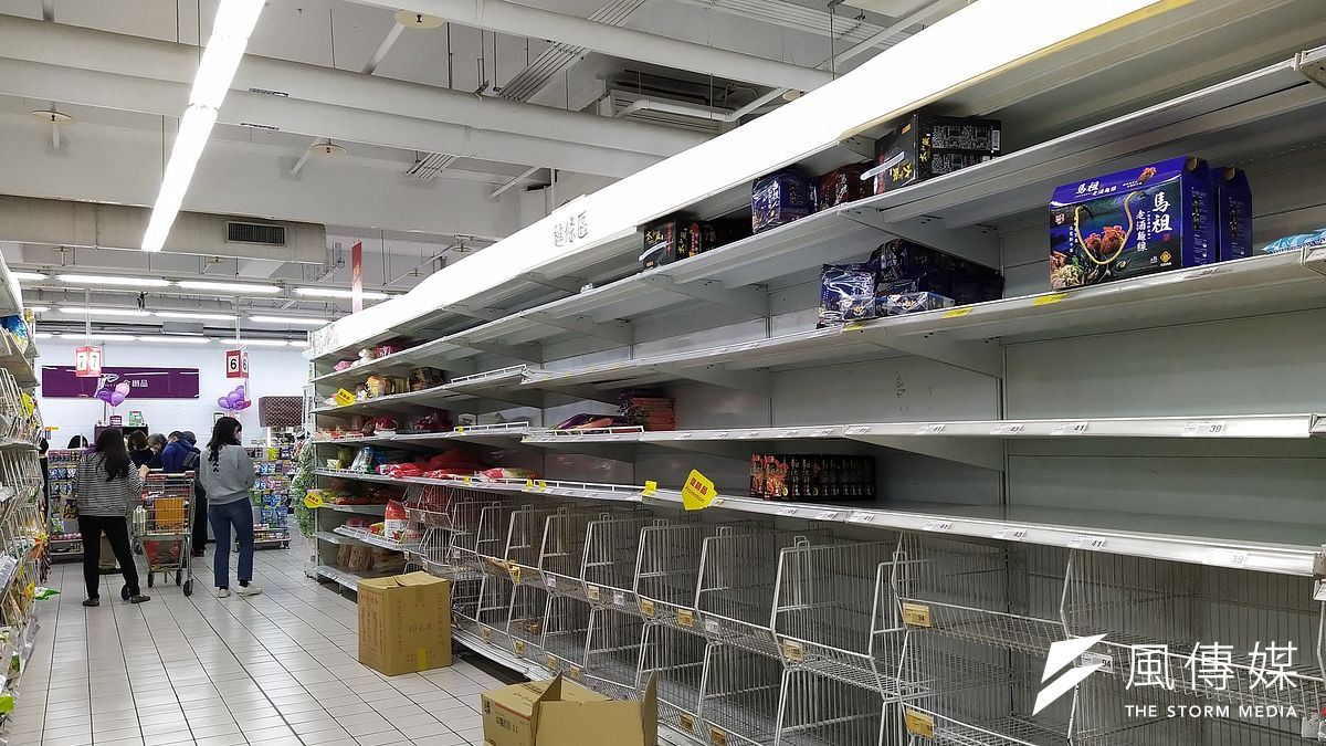 因武漢肺炎疫情升溫,民眾於賣場內採買物資、貨架幾乎遭搶購一空。(資料照,盧逸峰攝) 因武漢肺炎疫情升溫,民眾於賣場內採買物資、貨架幾乎遭搶購一空。(資料照,盧逸峰攝)