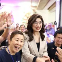 國民黨主席鄭麗文(中)11日出席僑宴時表示,此次訪美的成功激怒民進黨政府,民進黨對自己的好表現非常緊張。(資料照,國民黨提供) 國民黨主席鄭麗文(中)11日出席僑宴時表示,此次訪美的成功激怒民進黨政府,民進黨對自己的好表現非常緊張。(資料照,國民黨提供)