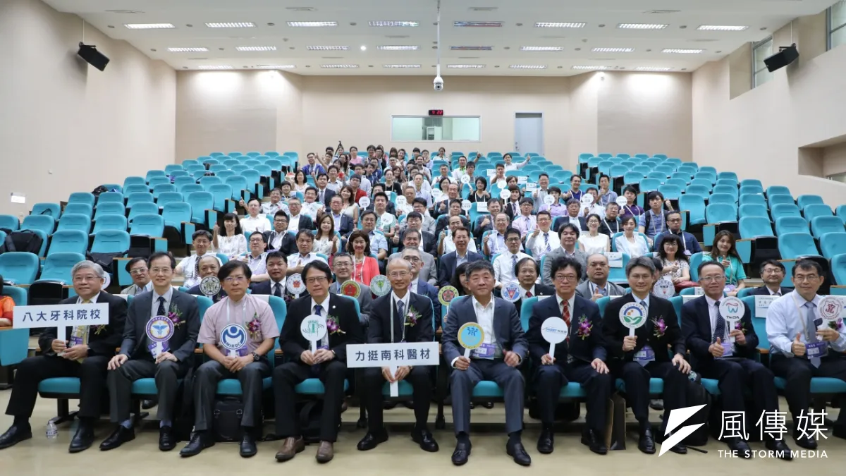 南科MIT醫材教育訓練中心暨廠商聯合交流媒合會,吸引超過百位牙醫師與醫材廠商。(圖/徐炳文攝)