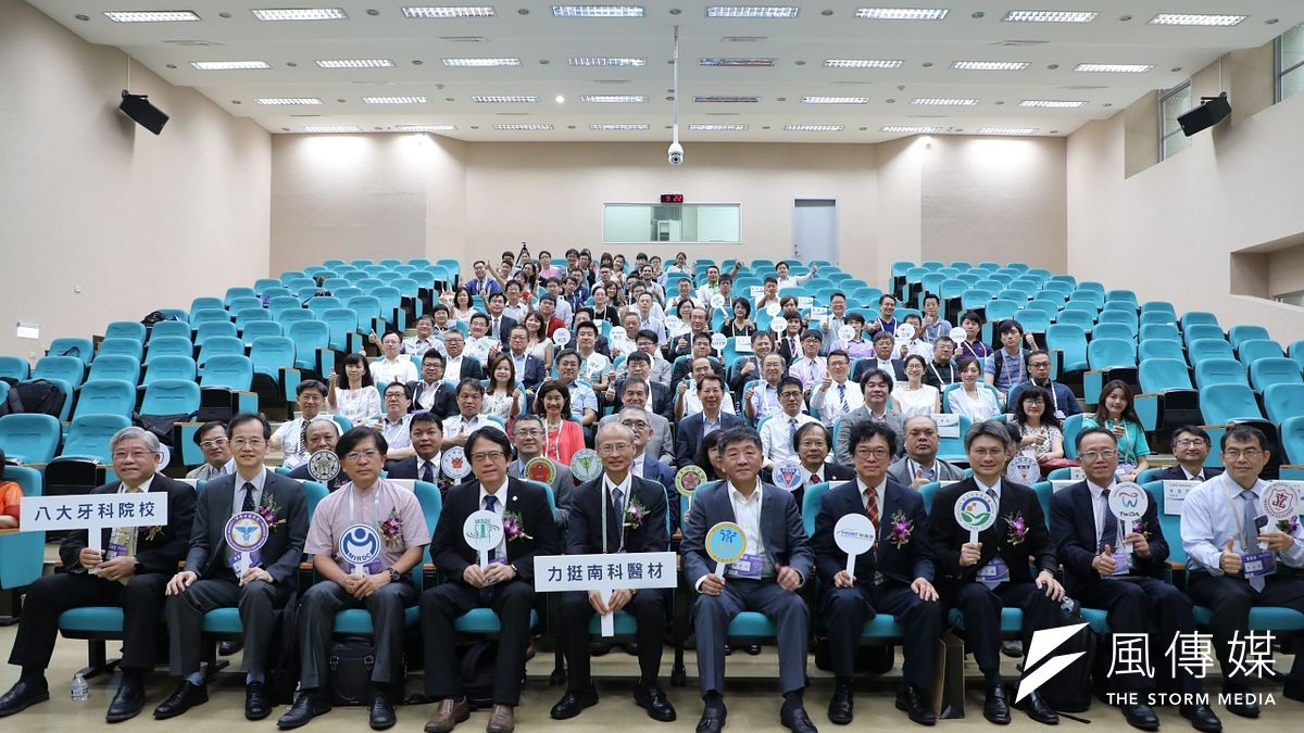 南科MIT醫材教育訓練中心暨廠商聯合交流媒合會,吸引超過百位牙醫師與醫材廠商。(圖/徐炳文攝) 南科MIT醫材教育訓練中心暨廠商聯合交流媒合會,吸引超過百位牙醫師與醫材廠商。(圖/徐炳文攝)