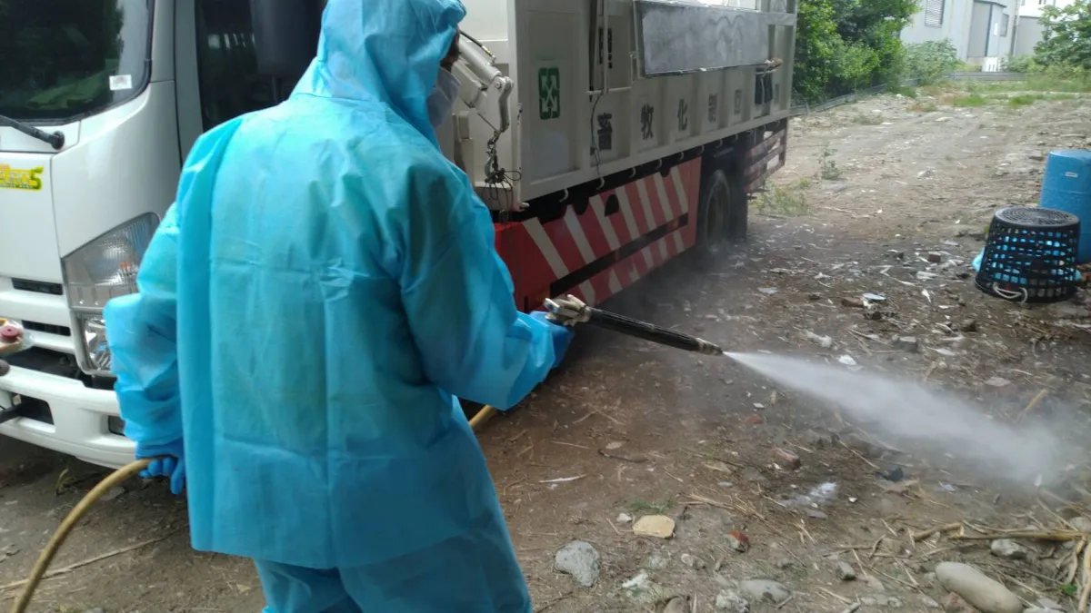 彰化縣芳苑一家養鵝場確診出現感染H5N5亞型高病原性禽流感病毒,防疫人員於30日完成全場撲殺清場及消毒工作,計撲殺2,070隻肉鵝。(圖/彰化縣政府提供)