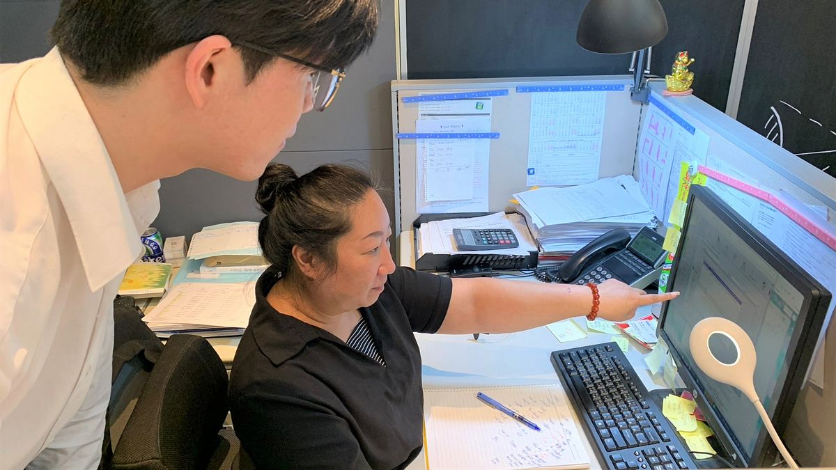 「先僱後訓」工作崗位訓練模式,職場導師一對一指導小宇學習。(圖/勞動力發展署北分署提供) 「先僱後訓」工作崗位訓練模式,職場導師一對一指導小宇學習。(圖/勞動力發展署北分署提供)