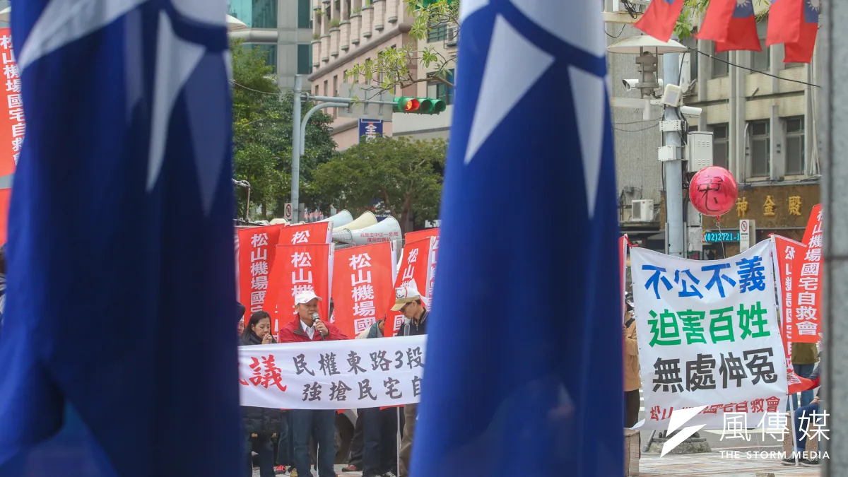 國民黨的表現屢屢卑屈軟弱與無能,不禁讓國人懷疑這個政黨究竟要沉淪到甚麼時候,才會選擇勇敢地在人民的前面,為支持他的人們認真地抬起胸膛。圖為松山機場國宅自救會的散戶眷村民眾前來舉旗陳情,希望當年的執政黨幫幫忙。(資料照,陳明仁攝)