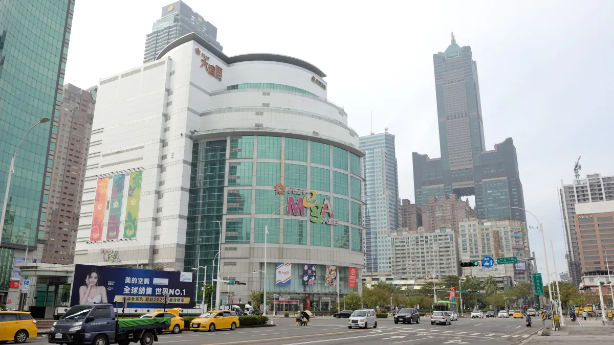 高雄市公告現值地價區段前三名:第一名是大遠百,1每坪195萬元,蟬聯地王至今已12年。(圖/高市地政局提供)