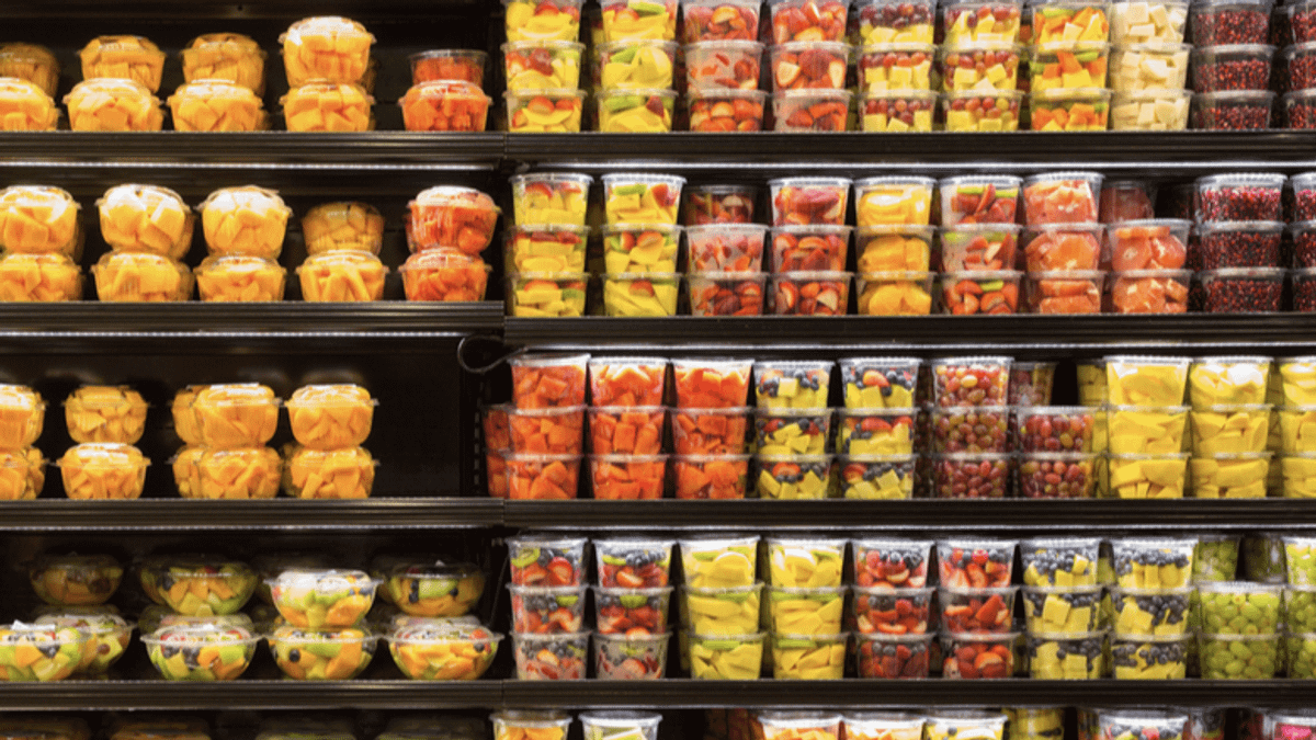 在美國超市的冷藏貨架上能看到盒裝的、袋裝的截切蔬果產品,而通常保存期限能到7天~10天以上都有!(圖/食力foodNEXT提供) 在美國超市的冷藏貨架上能看到盒裝的、袋裝的截切蔬果產品,而通常保存期限能到7天~10天以上都有!(圖/食力foodNEXT提供)