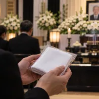 參加喪禮、告別式時,不少人都曾收到喪家準備的一條毛巾。(示意圖/AI生成) 參加喪禮、告別式時,不少人都曾收到喪家準備的一條毛巾。(示意圖/AI生成)