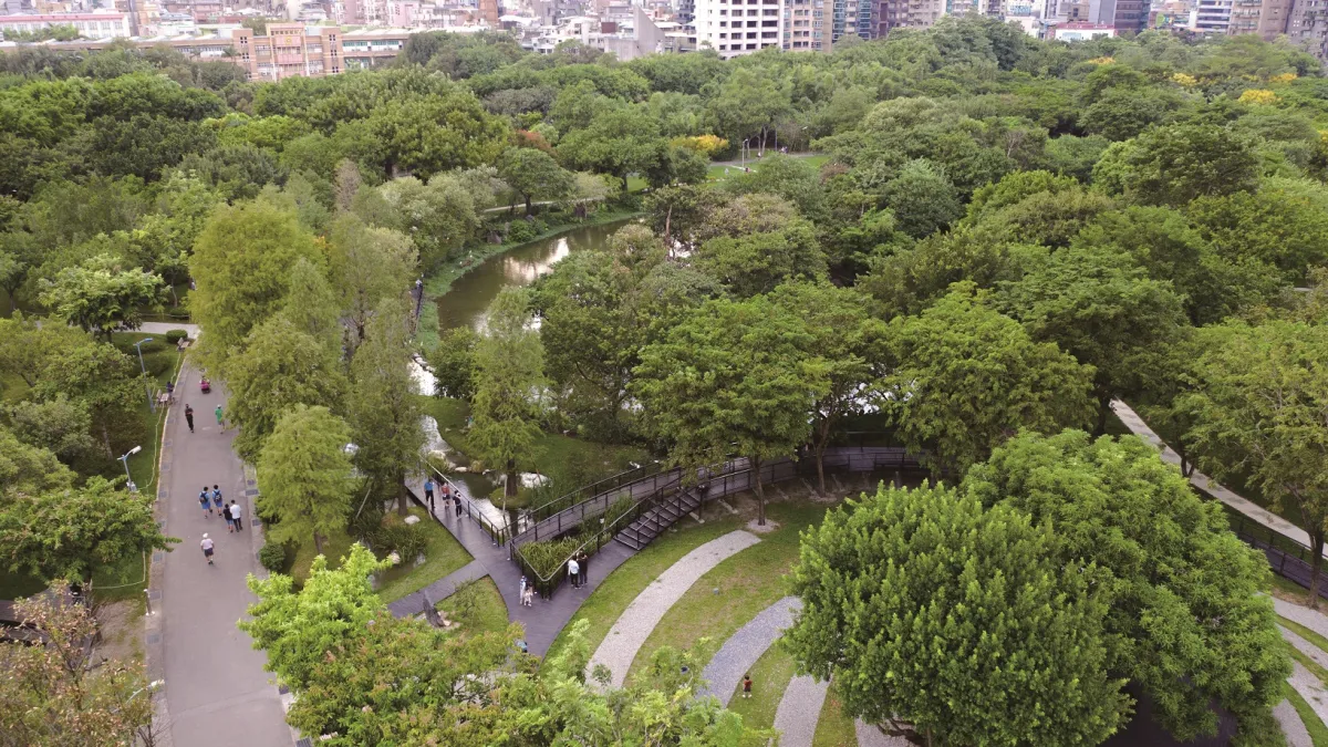 大安森林公園充滿綠意植栽,應該是會讓人產生幸福感的公共建築。(圖/台北市公園路燈工程管理處)
