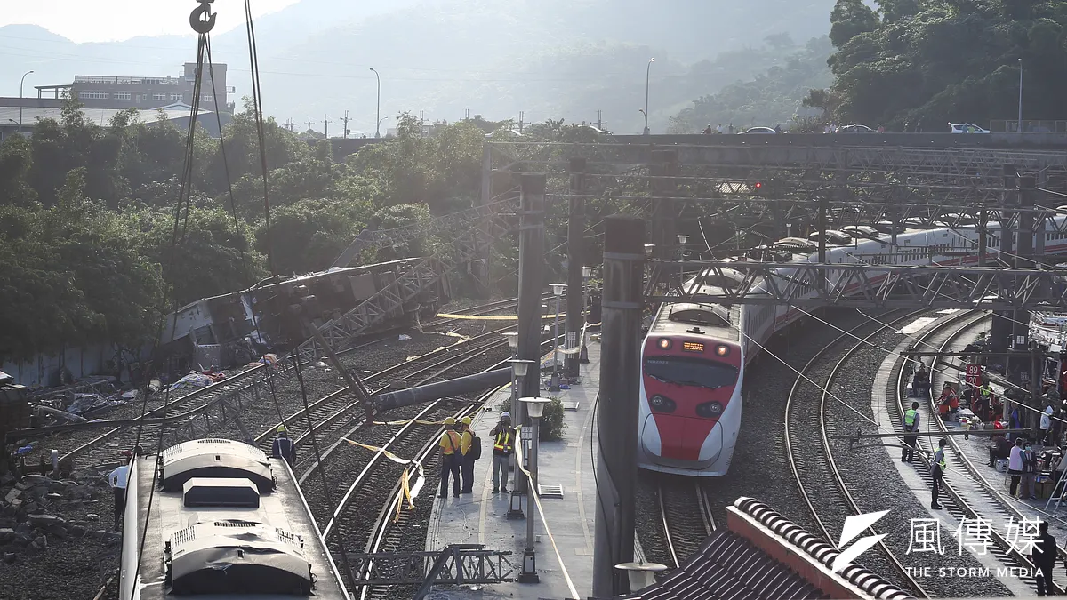 台鐵普悠瑪列車去年在宜蘭出軌翻覆,造成18人罹難、200多人受傷。(資料照,陳品佑攝)