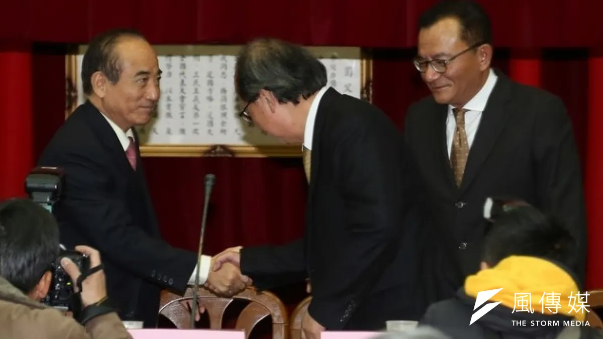 民進黨黨鞭高志鵬(右一)和國民黨立委謝國樑合組「跨黨派財經聯盟」,立法院長王金平和民進黨大黨鞭都到場支持。(余志偉攝)