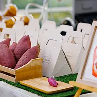 麻布台ヒルズは、10月31日から11月3日までの4日間、中央広場にて秋の味覚イベント「やきいも広場」を開催する。(参考写真:麻布台ヒルズ PR事務局) 麻布台ヒルズは、10月31日から11月3日までの4日間、中央広場にて秋の味覚イベント「やきいも広場」を開催する。(参考写真:麻布台ヒルズ PR事務局)