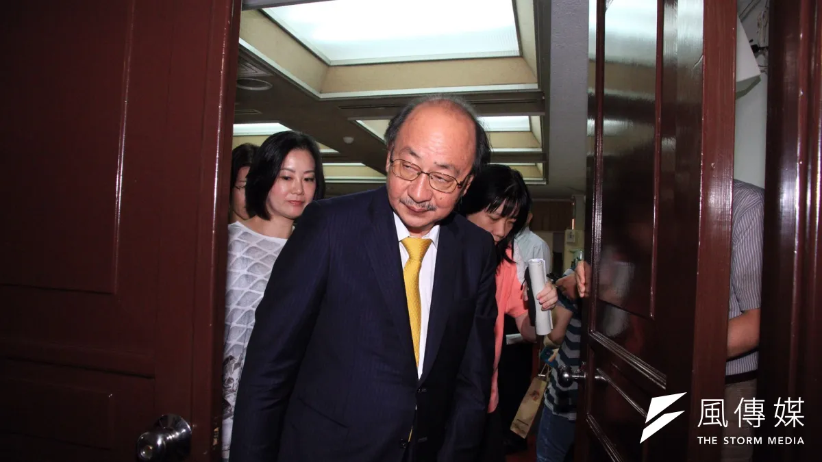 在場外勞工抗議,場內時代力量與國民黨也抗爭狀況下,民進黨立院黨團總召柯建銘和綠委討論後,決定今日不審勞基法了。(曾原信攝)