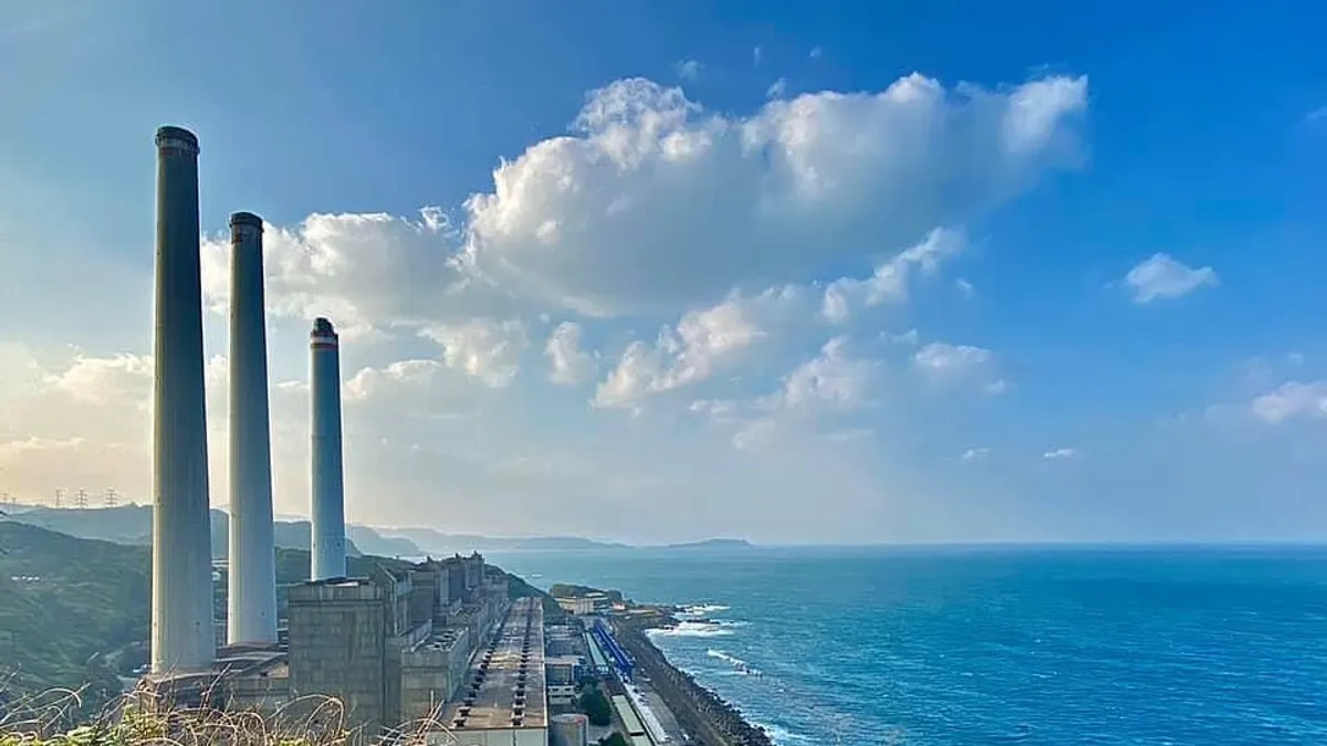 這五個景觀步道,除了有壯闊山景還能同時欣賞蔚藍的大海,沒有太困難的登山步道,隨時都可以來這邊紓解壓力。(圖為白米甕砲台/Instagram @ thinkpada22p提供) 這五個景觀步道,除了有壯闊山景還能同時欣賞蔚藍的大海,沒有太困難的登山步道,隨時都可以來這邊紓解壓力。(圖為白米甕砲台/Instagram @ thinkpada22p提供)