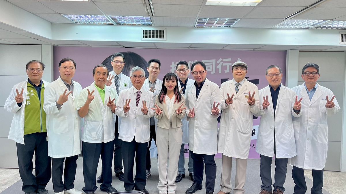 高雄市醫師公會在蔡昌學醫師的帶領下,由十多位理監事共同站出來,力挺黃捷前進國會。(圖/黃捷競總提供) 高雄市醫師公會在蔡昌學醫師的帶領下,由十多位理監事共同站出來,力挺黃捷前進國會。(圖/黃捷競總提供)