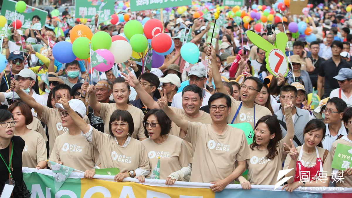 20181117-民進黨高雄市長候選人陳其邁,17日下午參加由民間發起的高雄「weCARE大氣球遊行」。(新新聞柯承惠攝) 20181117-民進黨高雄市長候選人陳其邁,17日下午參加由民間發起的高雄「weCARE大氣球遊行」。(新新聞柯承惠攝)